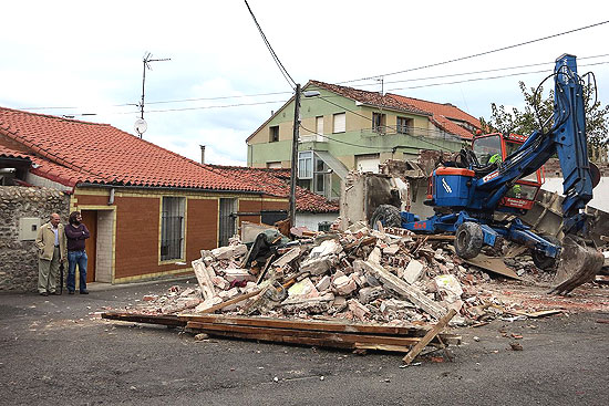 Demolidos dos locales propiedad del Ayuntamiento junto a los talleres municipales en Campuzano PSOEOttoCampuzanoderribo