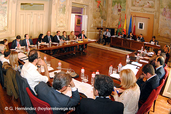 ACPT acusa a PP, PSOE y PRC de organizar sus grupos municipales por “criterios económicos” PlenoGenerica04