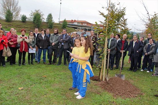 Alumnos de La Paz, Mies de Vega y El Salvador protagonizan la sexta edición de Torrelavega Solidaria ga Solidaria TorrelavegaSolidaria2511-01