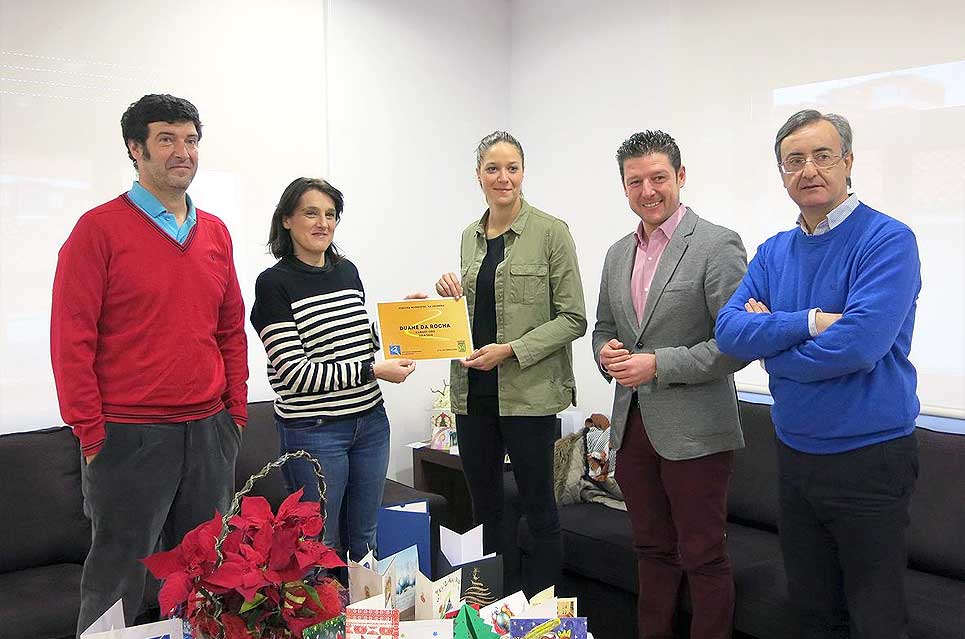 La campeona de Europa Duane da Rocha recibe el carné de socia honorífica de la piscina de Torrelavega CNTOrrelavegaRecepecionDaRocha