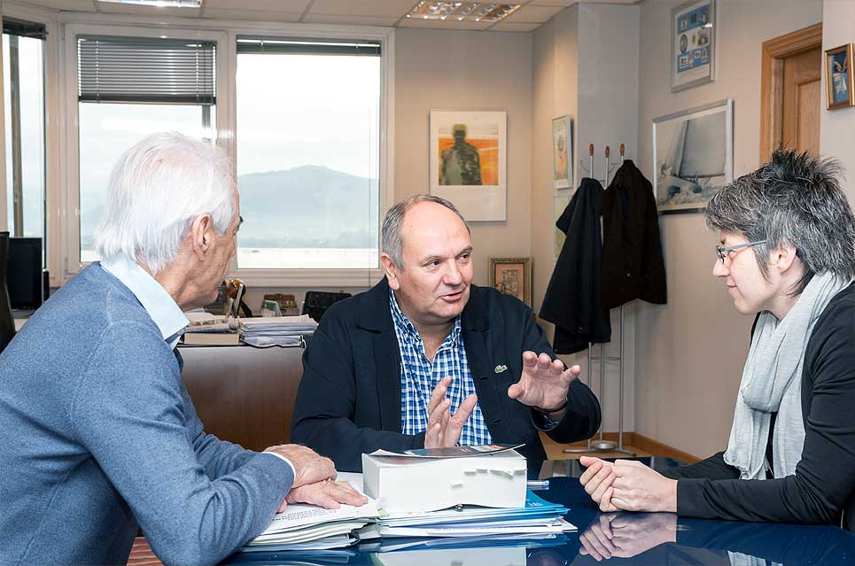 Gobierno y Ayuntamiento de Reocín colaborarán para resolver un tema puntual de abastecimiento en el barrio El Cristo ReocinAlcaldeFernandez