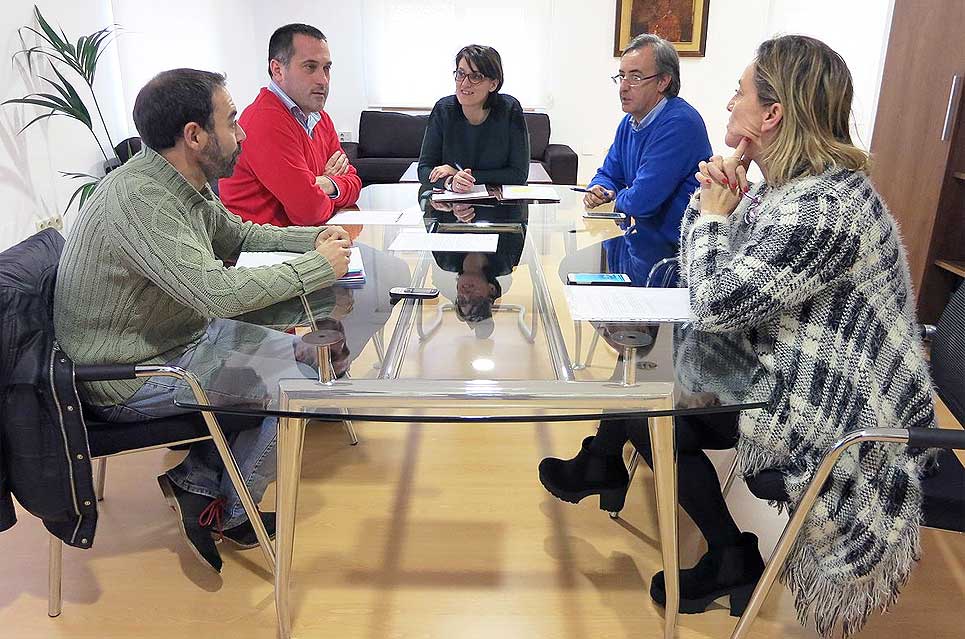 PSOE, PRC y ACPT denuncian ante el Gobierno de Cantabria la “ilegalidad” de las contrataciones de Corporaciones Locales JuntadePortavocesContratacion02