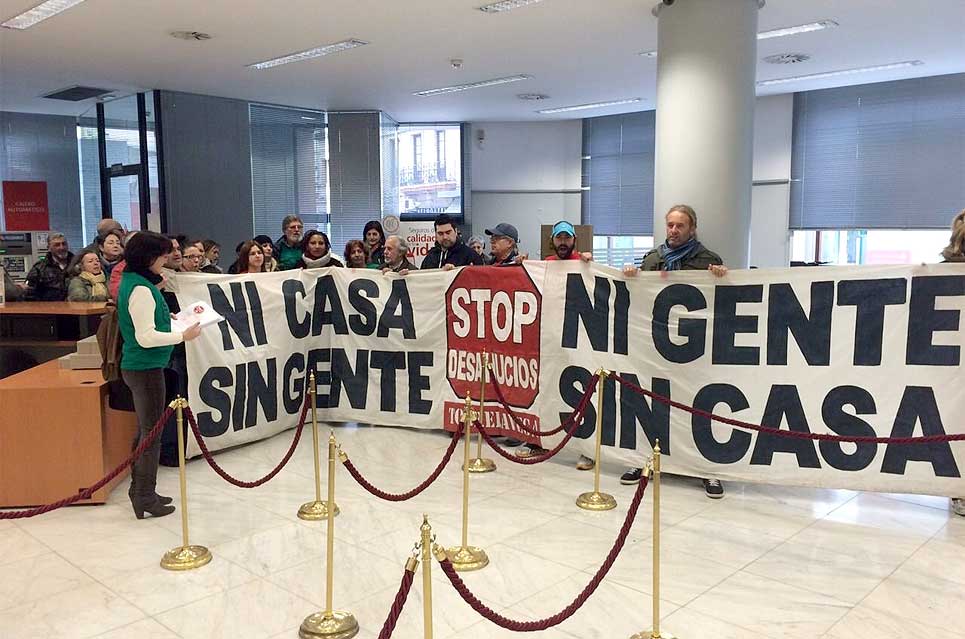 La PAH de Torrelavega entrega al Banco Santander 750 firmas reclamando la dación en pago PAHBancoSantander270115-01