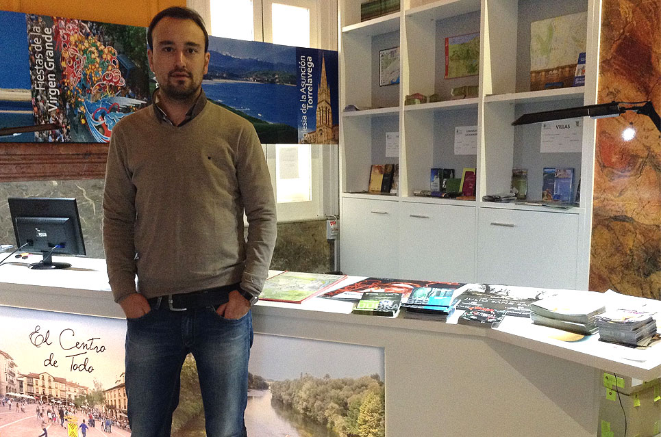 Torrelavega promociona en FITUR su situación estratégica y el Monte Dobra como patrimonio natural PRCLopezEstradaOfiTurismo