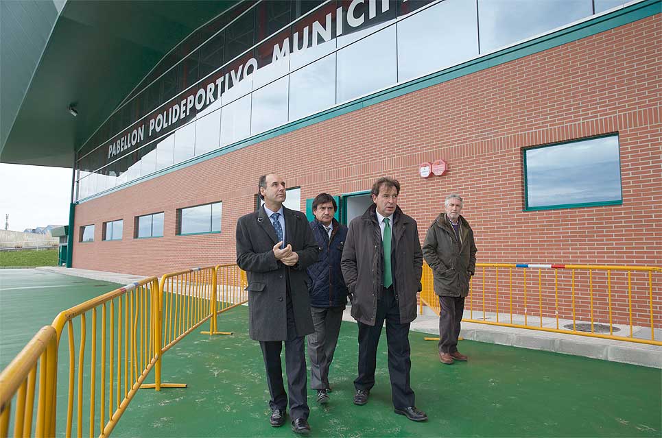 El presidente Diego anuncia que el polideportivo de Requejada se estrenará próximamente PolancoDiegoPolideportivo