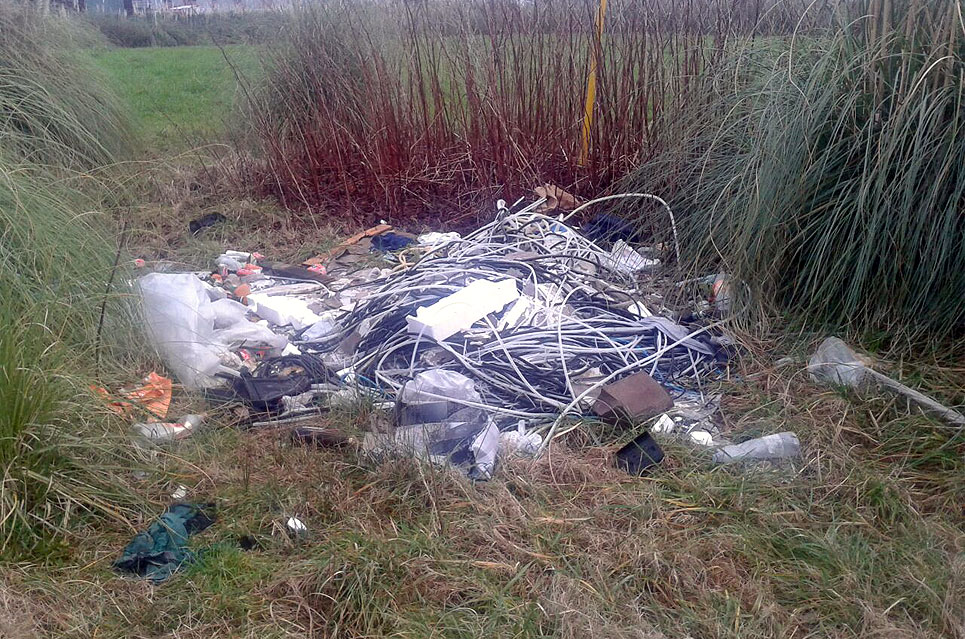 IU reclama la limpieza de dos vertederos incontrolados a la altura del Matadero de Barreda IUVertederoBarreda