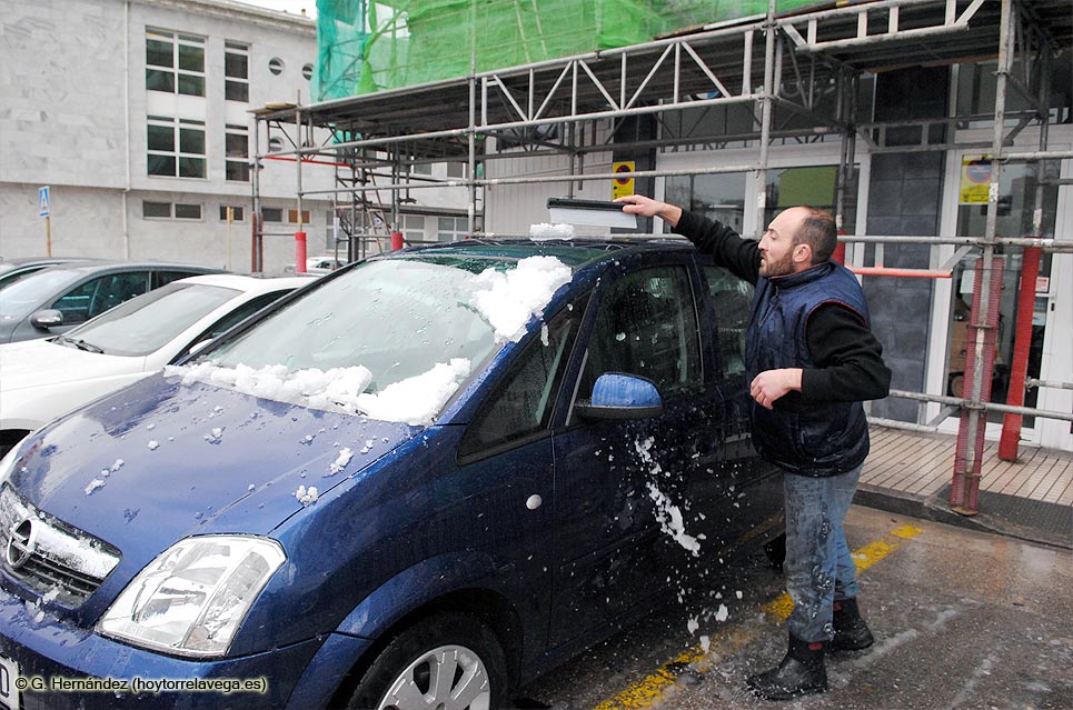 La nieve deja una inusual estampa en Torrelavega y crea algunas incomodidades en la vida de la ciudad NieveTorre02