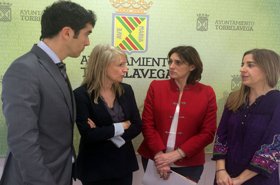 Renovado el convenio para que la UNED siga impartiendo en Torrelavega cursos para para mayores de 55 años AlcaldesaUNEDconvenio2015