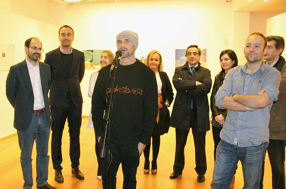 José Pellón suelta a su perro para que juegue libre en la Sala Mauro Muriedas ExpoPellonPerro