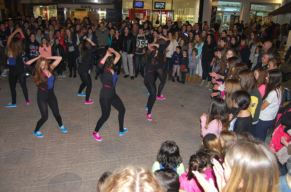 El comercio de Torrelavega volverá a pasar “La Noche en Blanco” el viernes 20 de marzo LaNocheEnBlanco2014