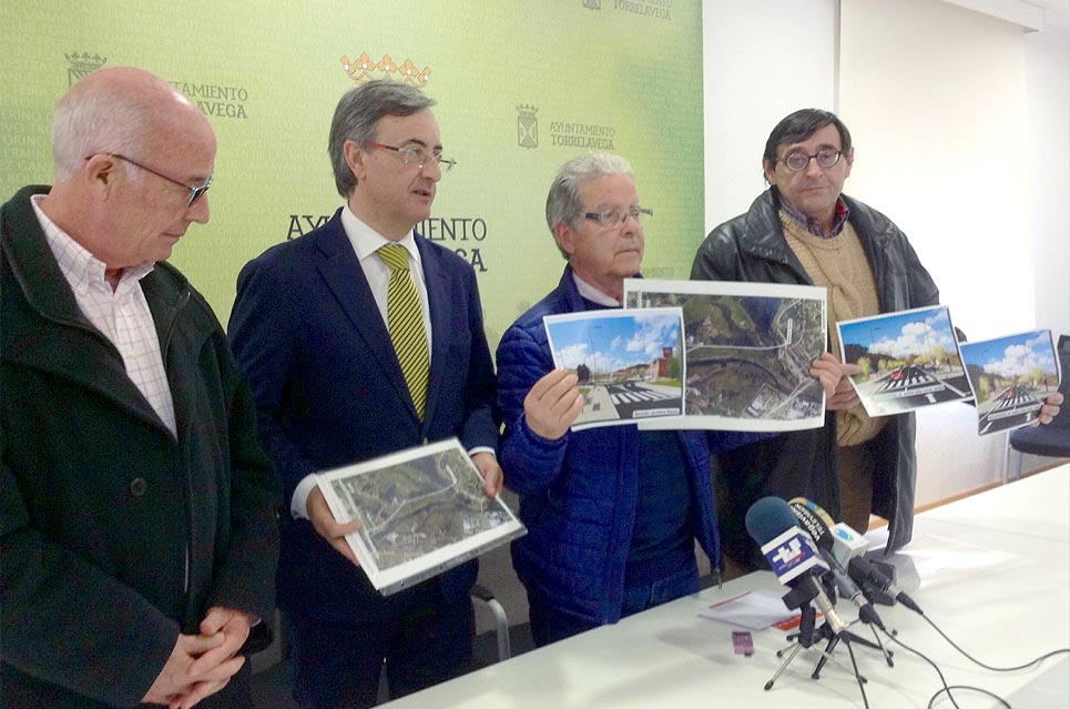 El consejero de Obras Públicas trasmite a la Unión Vecinal su intención de colaborar en la variante de Barreda PRCPedroGVialViveda