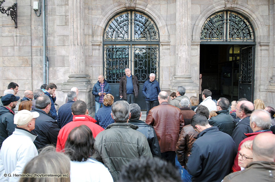 Los trabajadores de Sniace recriminan a ACPT que haya votado “por la liquidación” de la fábrica PlenoSniaceAsambleaAyto