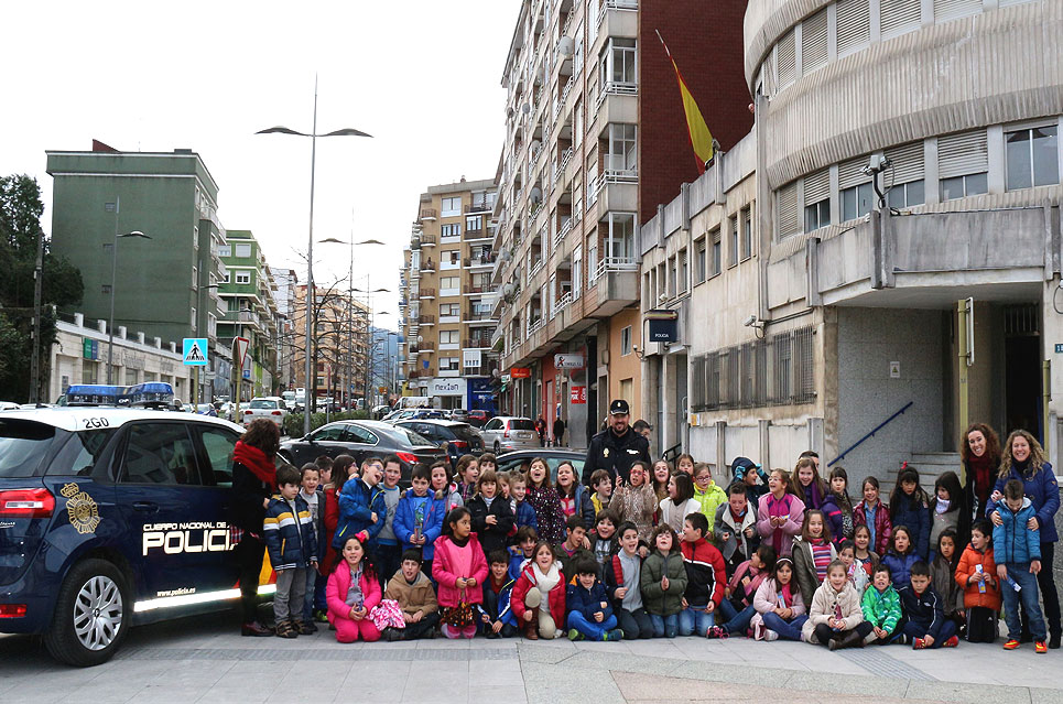Los alumnos del colegio Fernando de los Ríos visitan la Comisaría para conocer la labor policial PoliciaFernandodelosRios