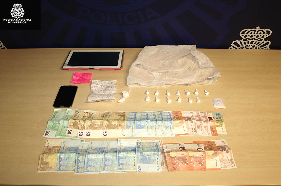 Detenidos dos hombres por tráfico de drogas en un bar de la Avenida Fernández Vallejo frente a un colegio PoliciabarFdzVallejo120315