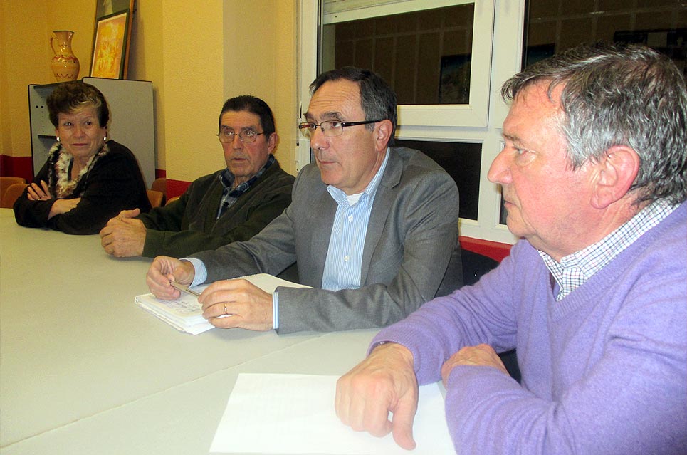 La directiva del Centro de Mayores del Barrio Covadonga pide al candidato del PSOE mejoras en el local PsoeViaderoMayoresBarrio