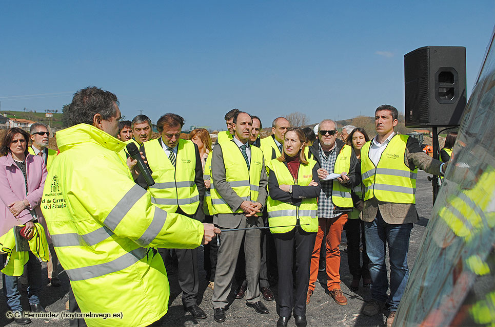 La ministra de Fomento afirma que en octubre estarán concluidas las obras del tramo Solares-Torrelavega VisitaAutoviaSolaresTorre01