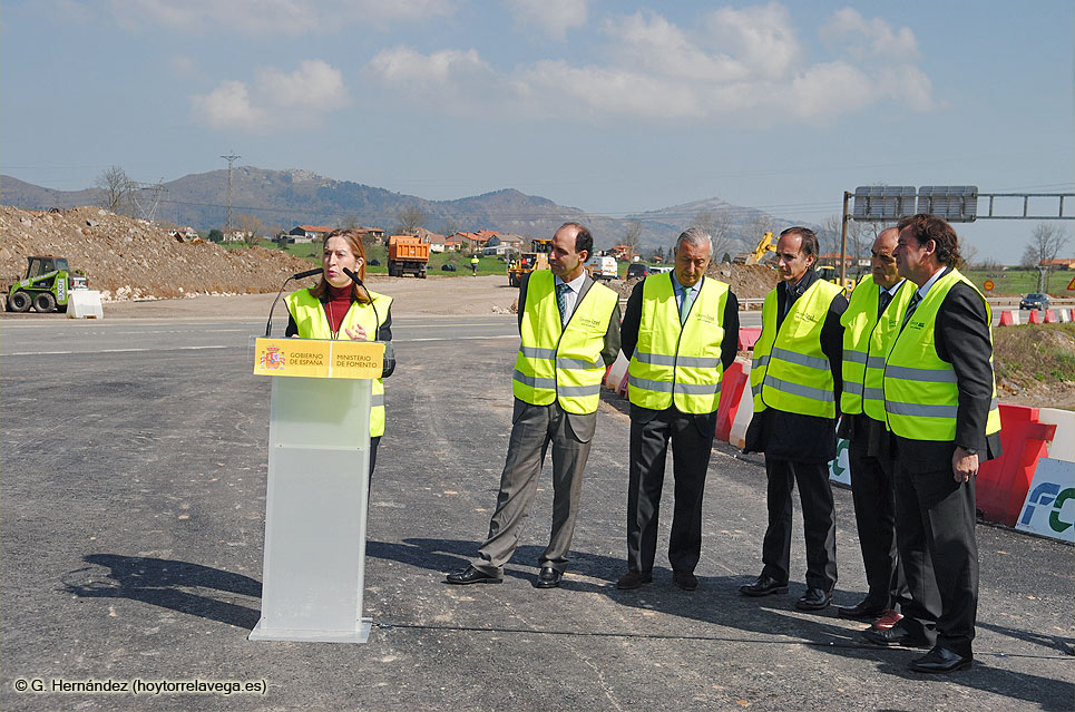 PRC y ACPT critican que la ministra eludiese en su visita todos los problemas de Torrelavega que competen a Fomento VisitaAutoviaSolaresTorre04