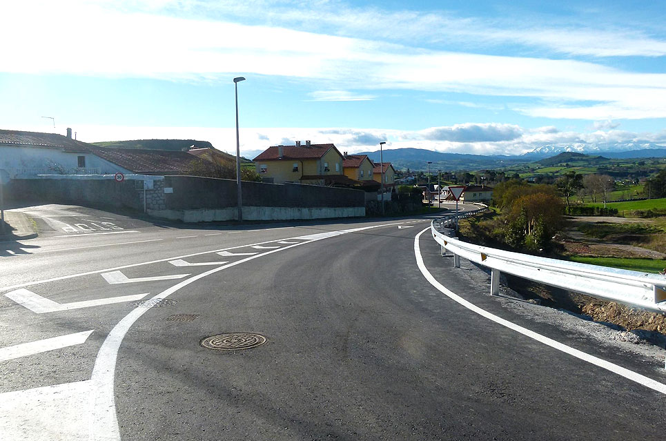 Obras en el carril de incorporación de Cortiguera para solucionar problemas en el firme SuancesCortigueraVial