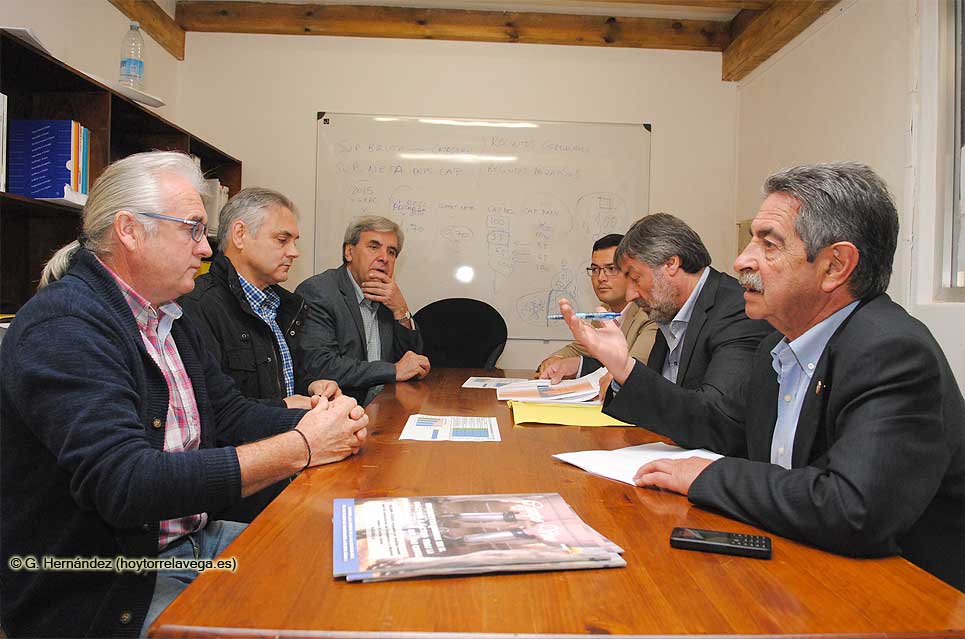 Revilla coincide con las organizaciones agrarias en que la situación del sector ganadero es “absolutamente dramática” PRCRevillaReunionGanaderos