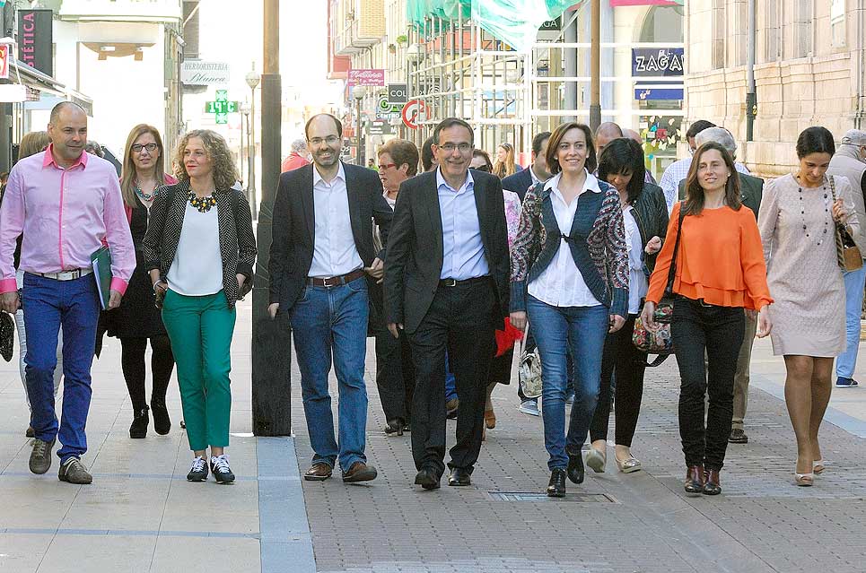 Elecciones #24M: El socialista Cruz Viadero quiere utilizar internet para hacer el Ayuntamiento “más transparente y accesible” PSOEViaderoListaPaseo