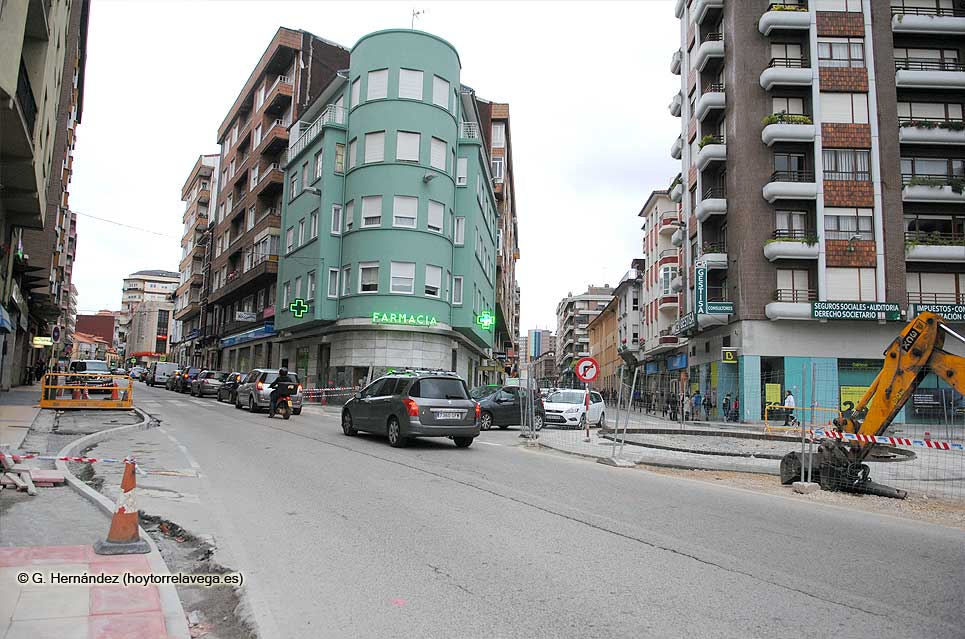 El asfaltado de la rotonda de Julián Ceballos afectará esta semana a la circulación y el martes se cortará al tráfico JulianCeballosRotonda01