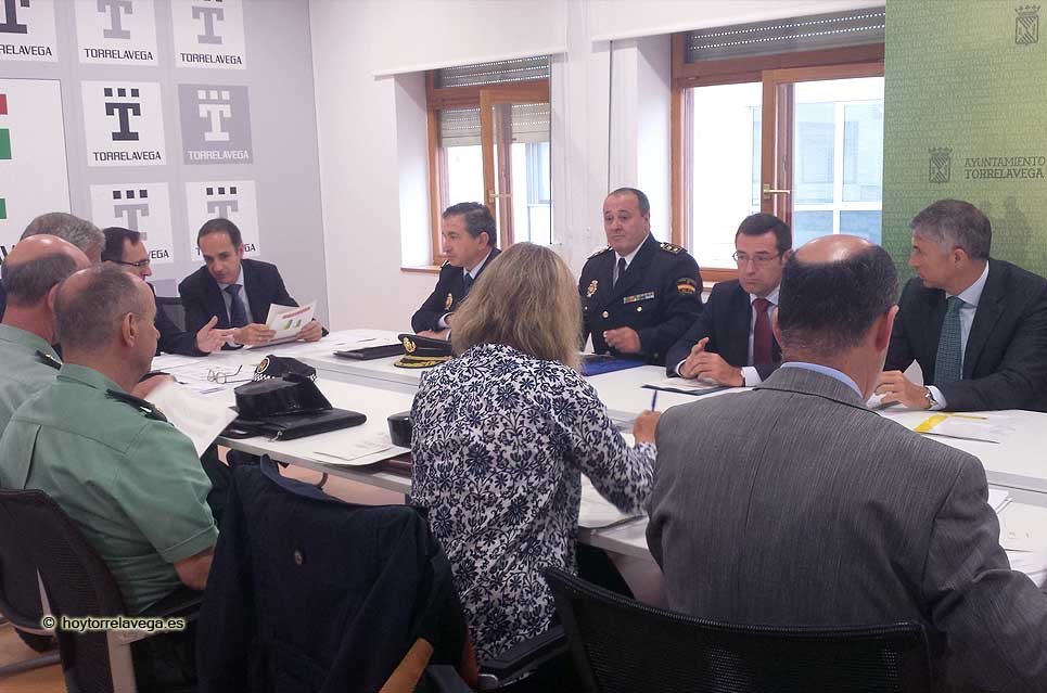 El delegado del Gobierno anuncia una comisión especial para abordar la problemática de la convivencia en La Inmobiliaria JuntaSeguridadTorre290715