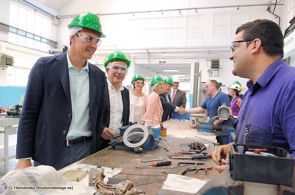 Muchas fotos pero ninguna declaración en el paso del líder socialista Pedro Sánchez por Torrelavega PSOESanchezSolvay