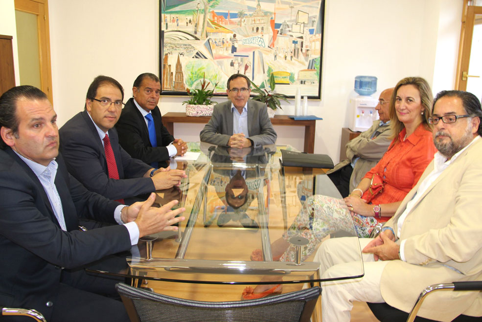 Agilizar los trámites para la licencia de apertura de nuevos negocios, objetivo del equipo de gobierno ViaderoCamaraComercio