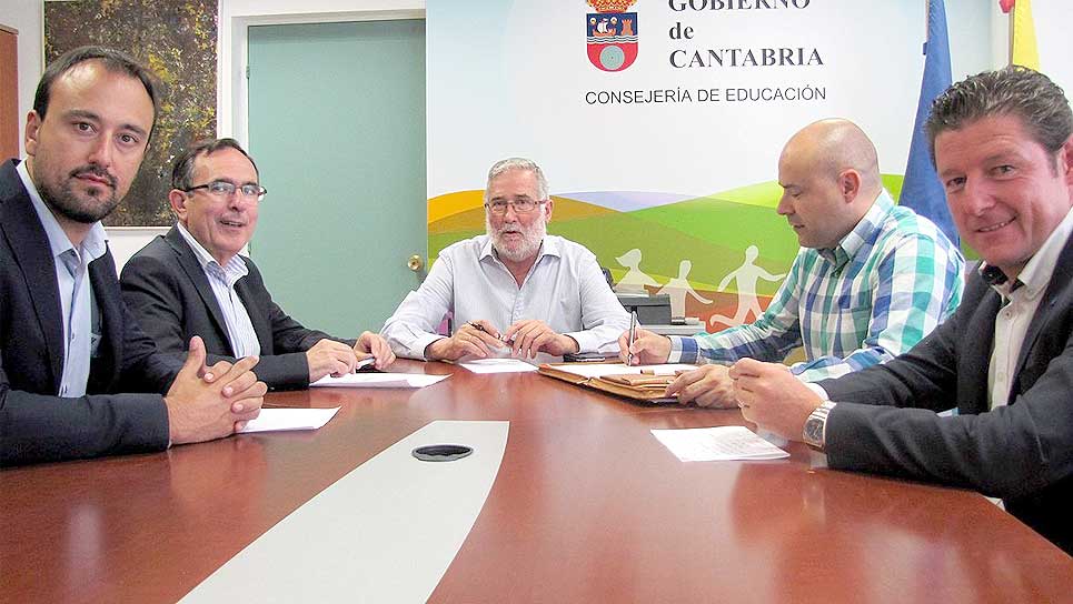 La Consejería de Educación financiará el 50% del equipamiento del Centro de Adultos y el resto se hará con cargo al URBAN ViaderoConsejeroEducacion