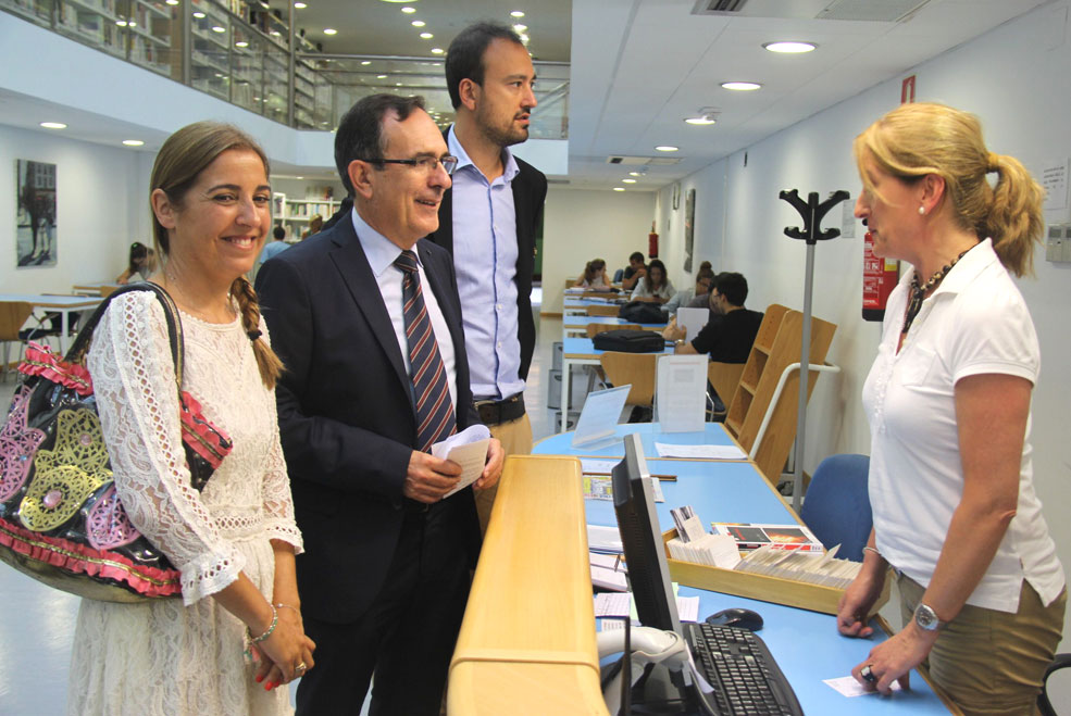 El equipo de Gobierno hará “el máximo esfuerzo” para dotar de más medios a la biblioteca municipal Gabino Teira Viaderobiblioteca01