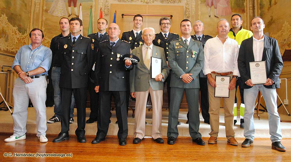 Entrega de distinciones a agentes y civiles en la festividad de la Policía Local PoliciaSanMiguel2015