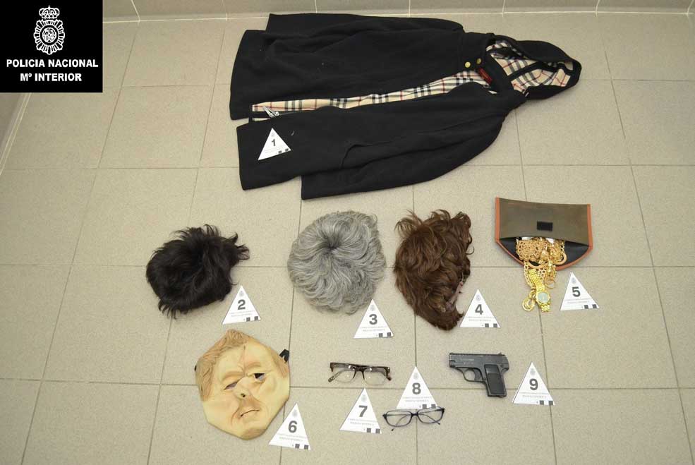 Detenidas cuatro personas que intentaron dar el “timo del tocomocho” en Torrelavega PoliciaTimoTocomocho030915