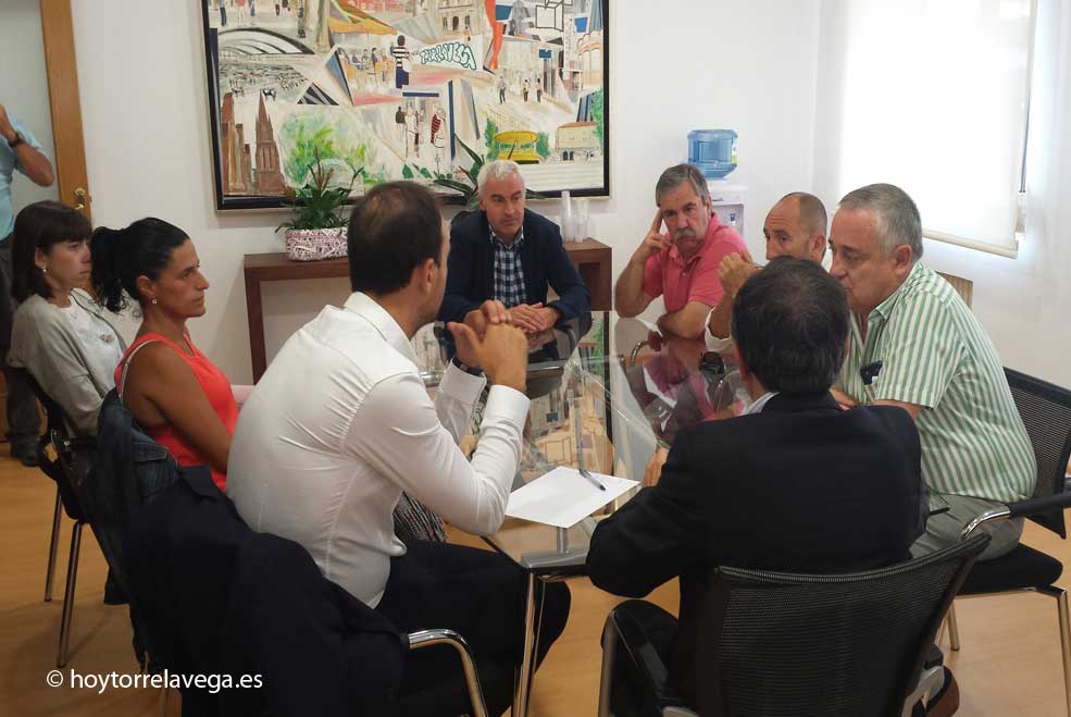 El equipo de Gobierno se reúne con el comité de Sniace para conocer la situación de la empresa SniaceReunionAlcalde020915