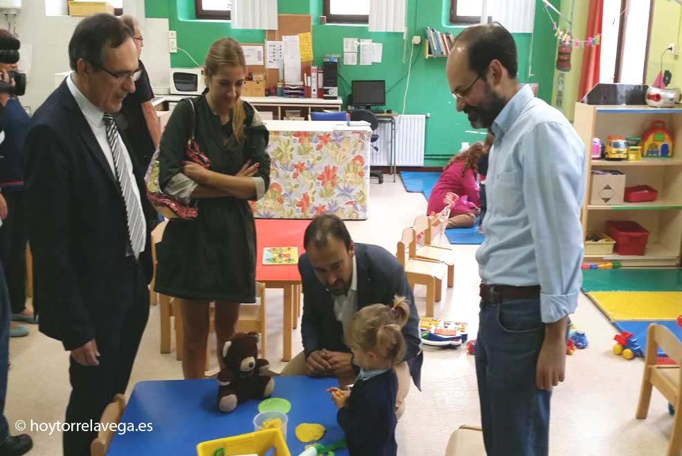 Las aulas de 2 años empiezan curso atendidas de nuevo por un maestro a tiempo completo y un técnico ViaderoAulas2anos