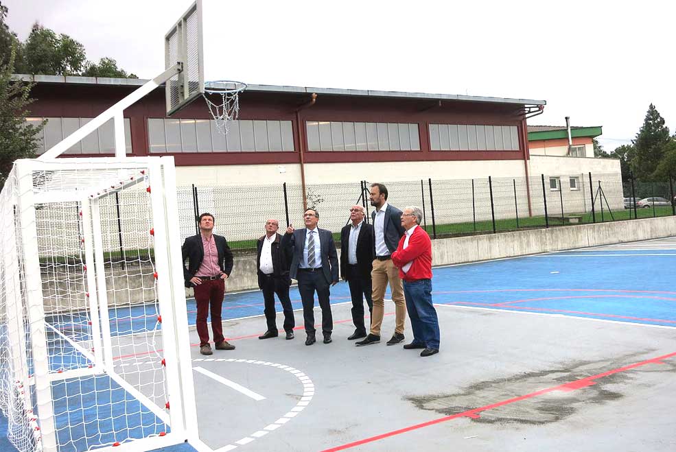 La antigua pista de hockey de Barreda ya está reconvertida para practicar fútbol sala y baloncesto ViaderoBarredaPista