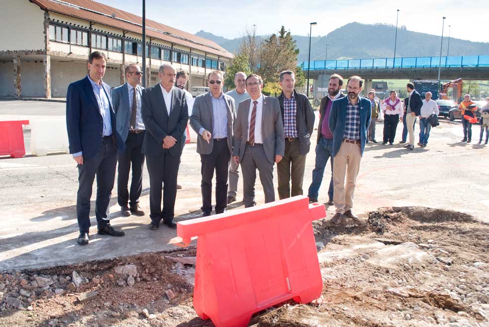 Obras en la rotonda de Tanos para mejorar la seguridad en un punto por el que pasan más de 7.000 vehículos diarios MazonRotondaTanosInicio