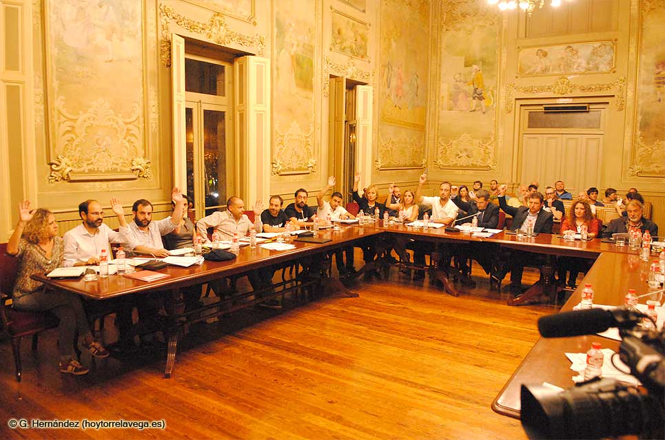 Torrelavega quiere acabar, cronómetro en mano, con los plenos maratonianos y las intervenciones interminables Pleno030915-01