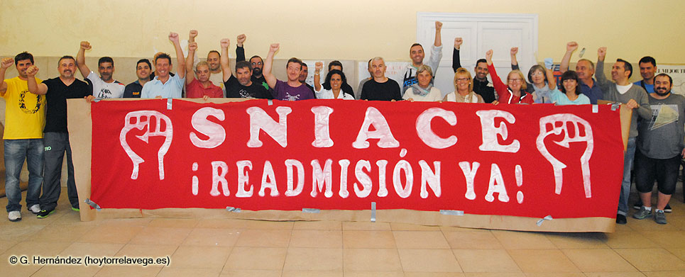 Los trabajadores pedirán a Mezquita que explique las intenciones de Sniace de cara a la cita en el Tribunal Supremo SniacePancarta0510