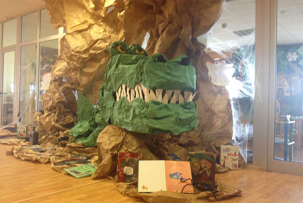 La Noche de Difuntos transforma la biblioteca de Suances en “La Cueva de las Brujas” y la llena de monstruos, conjuros y juegos SuancesBibliotecaCulebre