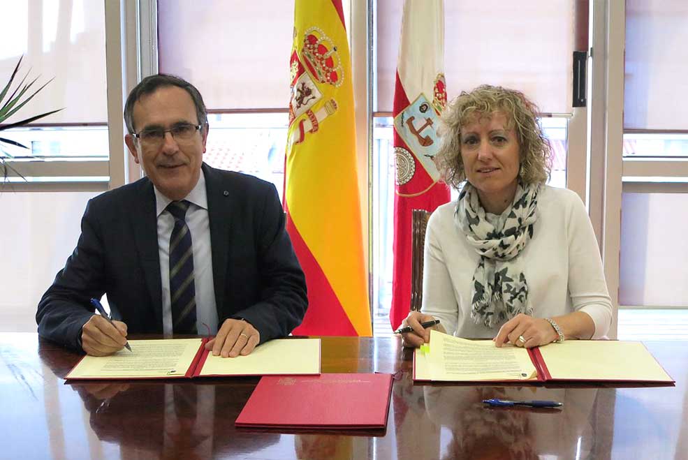 Gobierno regional y Ayuntamiento firman el convenio que “desbloquea” la entrada en funcionamiento del Centro de Adultos ViaderoTezanosconvenioCalig