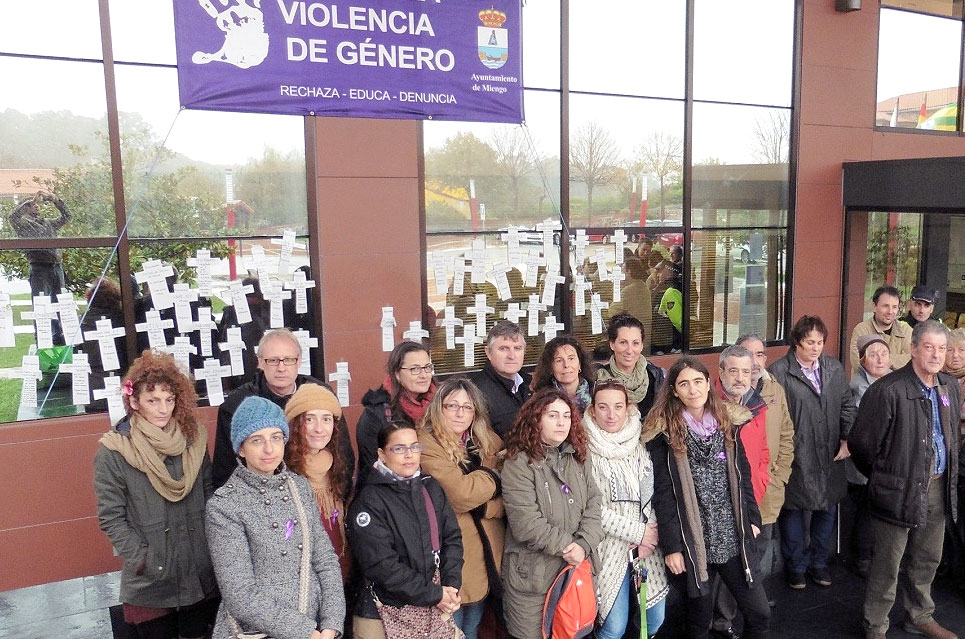 Medio centenar de personas se concentran en Miengo contra la violencia de género MiengoViolenciaGenero2015