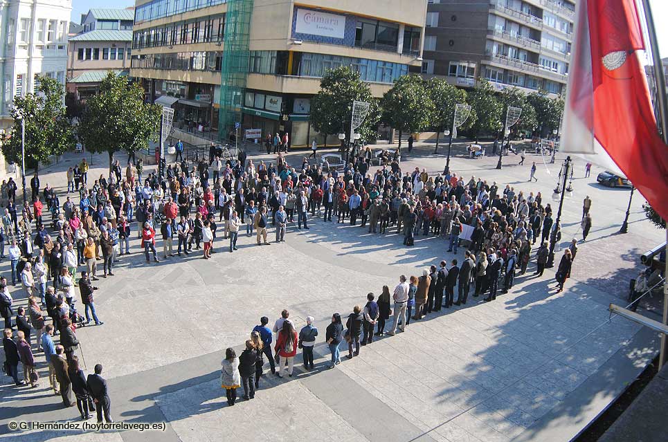 Una espontánea Marsellesa, cinco minutos de silencio y aplausos en Torrelavega por los atentados de París ParisConcentracionAyto