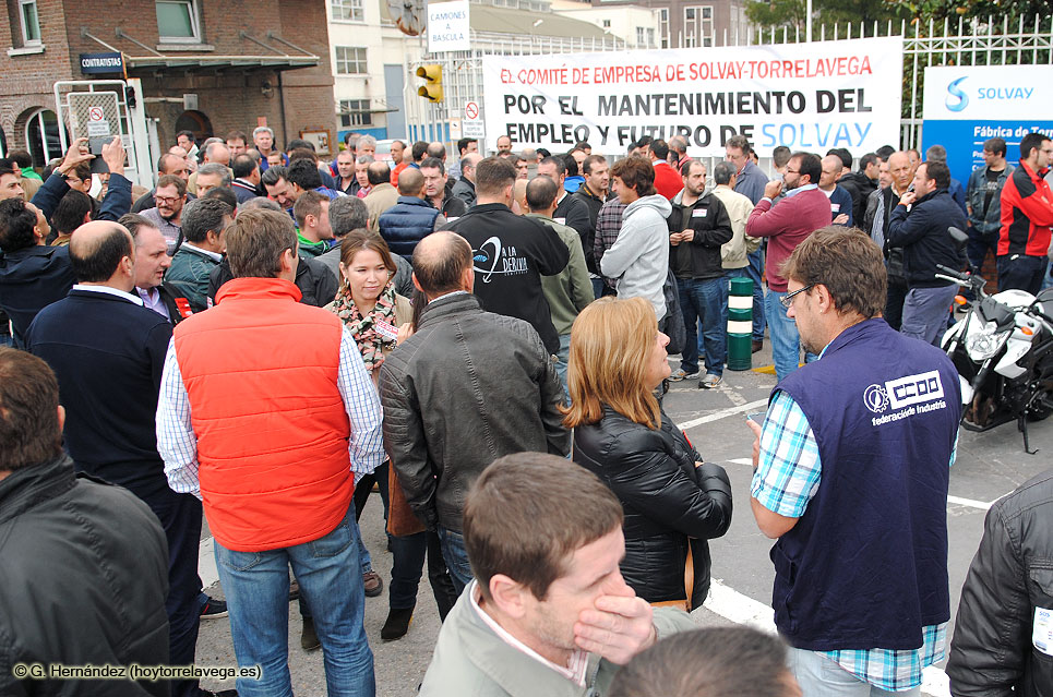 La plantilla de Solvay se concentra exigiendo garantías de futuro para los 40 trabajadores de la planta de cloro SolvayConcentracion13112015