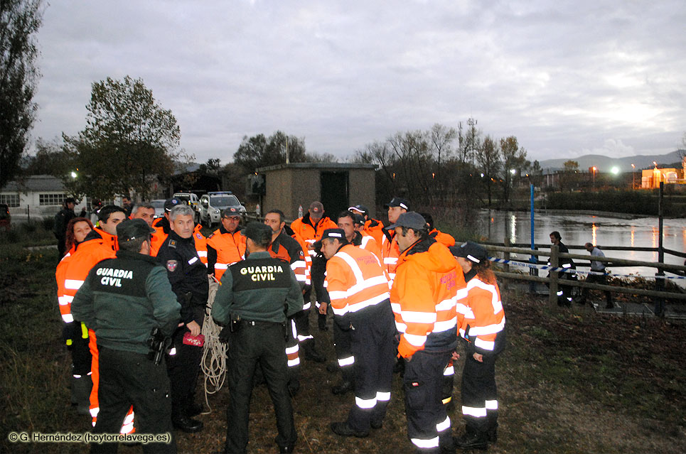 Buzos especializados intentarán recuperar el cuerpo del joven que cayó al río en Torrelavega SucesoCaidaRio03