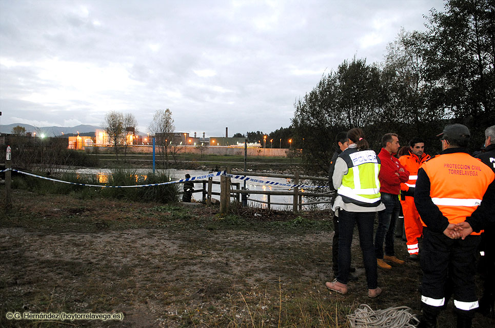 Los servicios de emergencia recuperan el cuerpo del joven que cayó al río en Barreda SucesoCaidaRio05