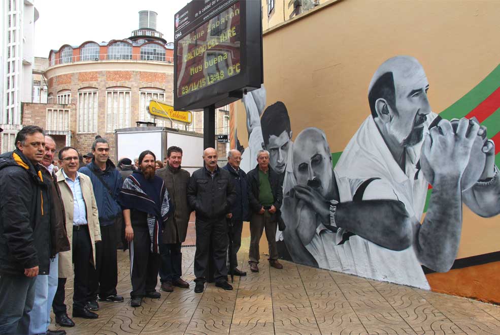 Rafael Marcos, Benito Fernández, Florentino Díaz y Fernando Cuétara completan el mural de la Bolera Carmelo Sierra ViaderoSanchezBolosGrafiti