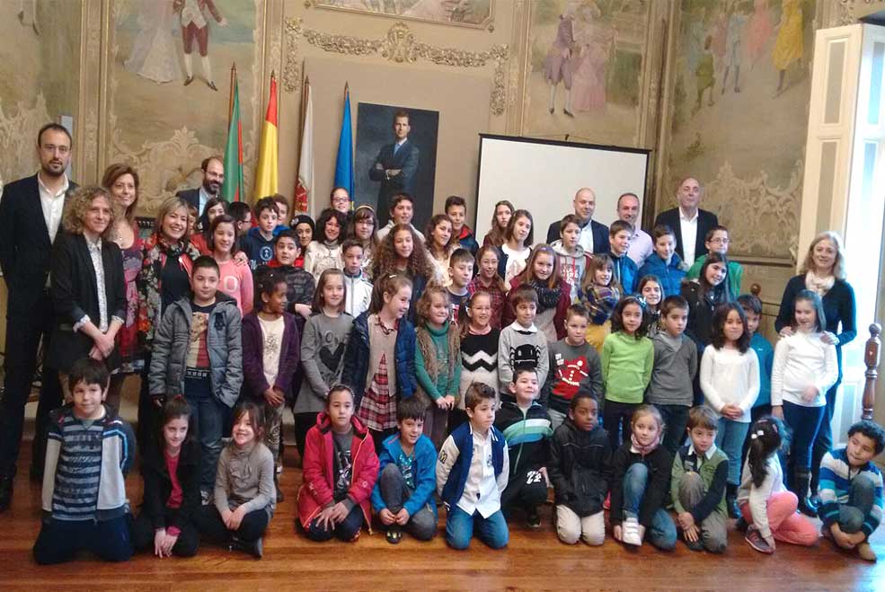 Los alumnos del colegio Fernando de los Ríos cantan villancicos a la Corporación ColegioFernandoRiosVillanci