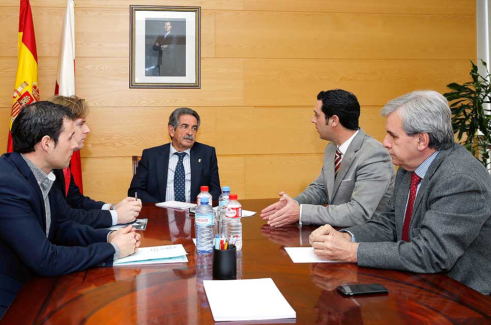 El presidente y el consejero de Presidencia mantienen su primer encuentro institucional con los miembros de la Federación de Municipios RevillaFMC