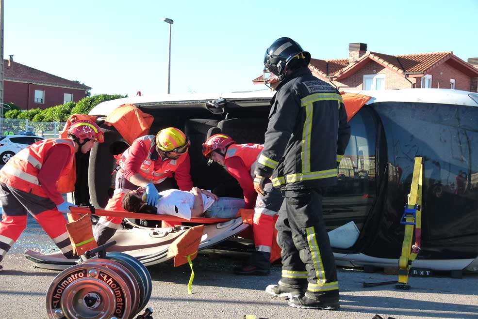 Los escolares del Portus Blendium de Suances comprueban cómo actúan los servicios de emergencia ante un gran accidente SuancesSimulacroAccidente