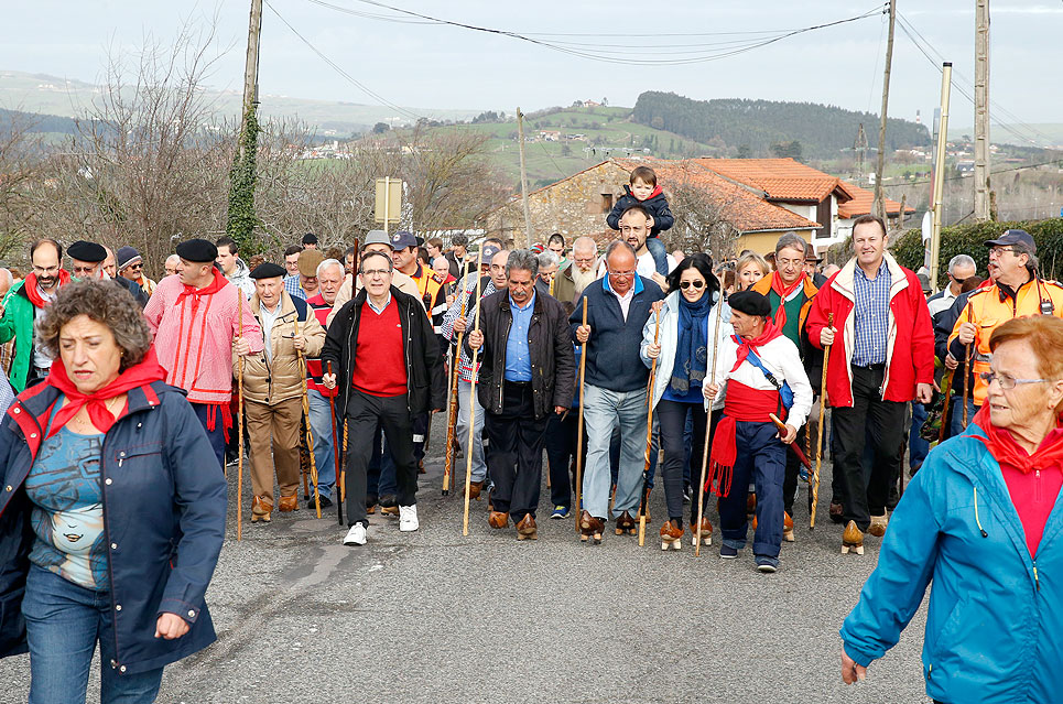 El buen tiempo acompañó a los romeros en la tradicional subida en albarcas a La Montaña SanBlas012016